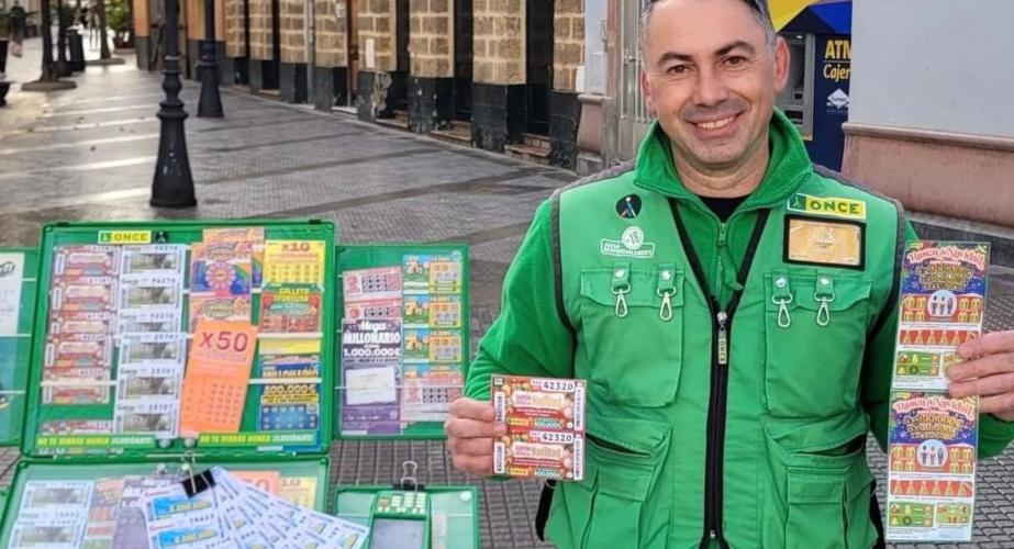 Moisés Mante, el vendedor que ha repartido la suerte en la calle Plocia, esquina con la plaza San Juan de Dios