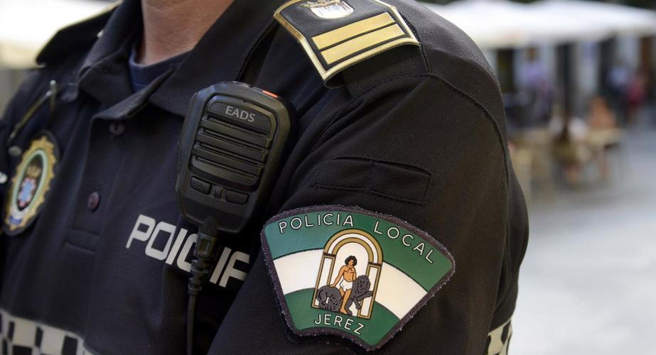 Detalle de un agente de la Policía Local de la localidad gaditana