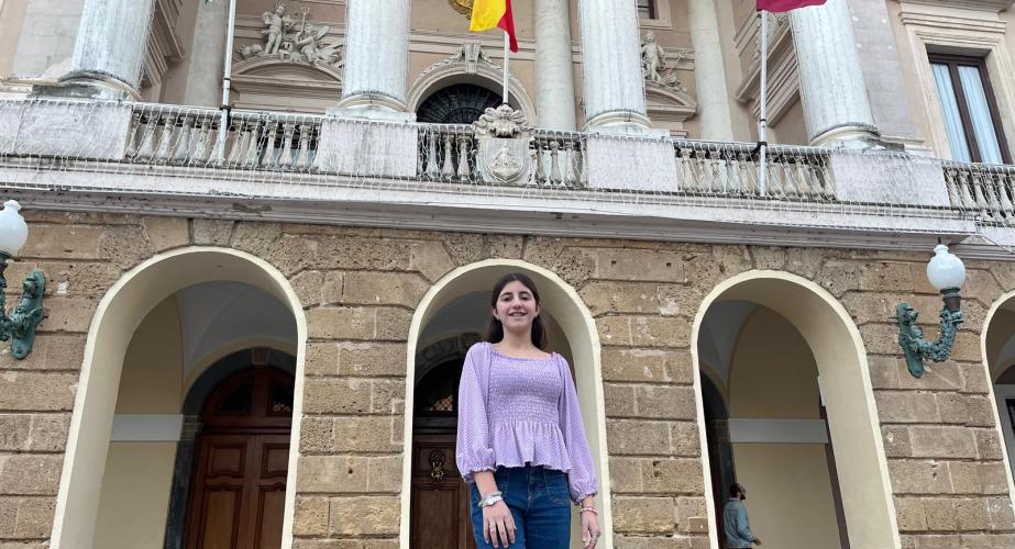 La nueva pregonera infantil ante el Ayuntamiento de Cádiz