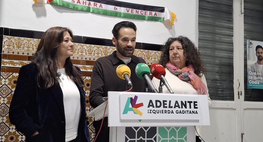 El portavoz de Adelante Izquierda Gaditana, David de la Cruz, atendiendo a los medios de comunicación. 