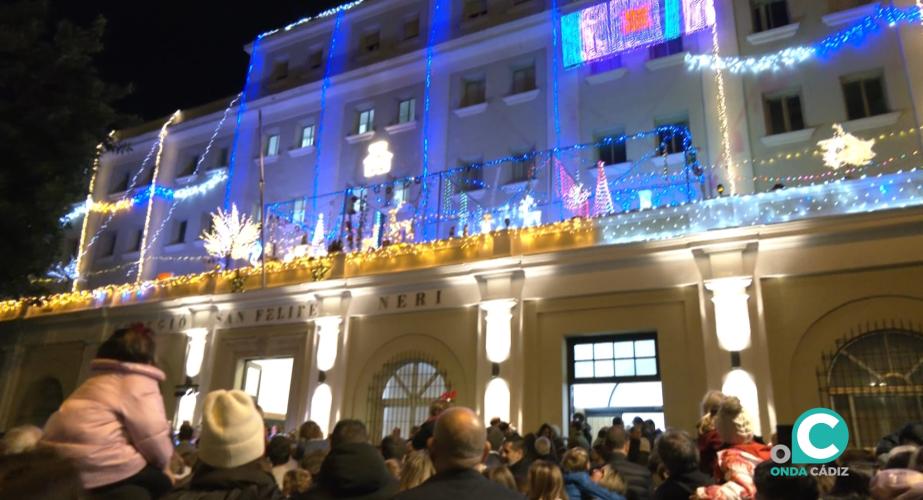 El Colegio San Felipe Neri iluminado con luces de Navidad. 