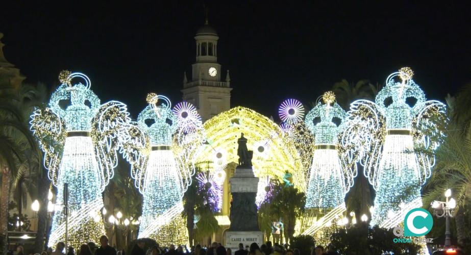 La Plaza de San Juan de Dios iluminada en estas fiestas. 