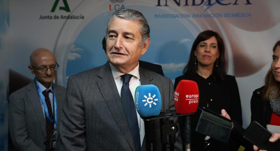 Antonio Sanz durante la atención a medios en la visita al Instituto de Investigación e Innovación Biomédica de Cádiz.