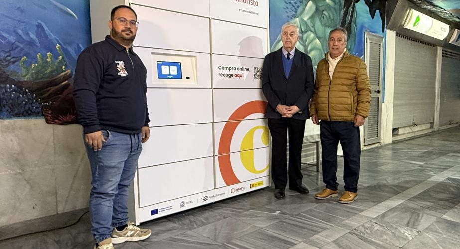 Representantes de la Camara de Comercio y Mercados promocionan el nuevo servicio