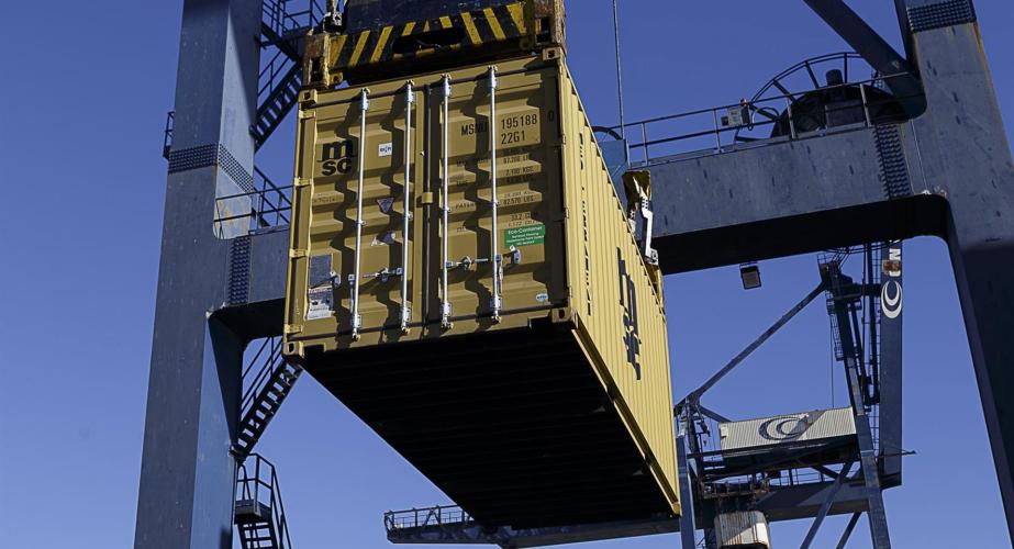 Una grúa carga un contenedor en un buque en el Puerto de Cádiz.