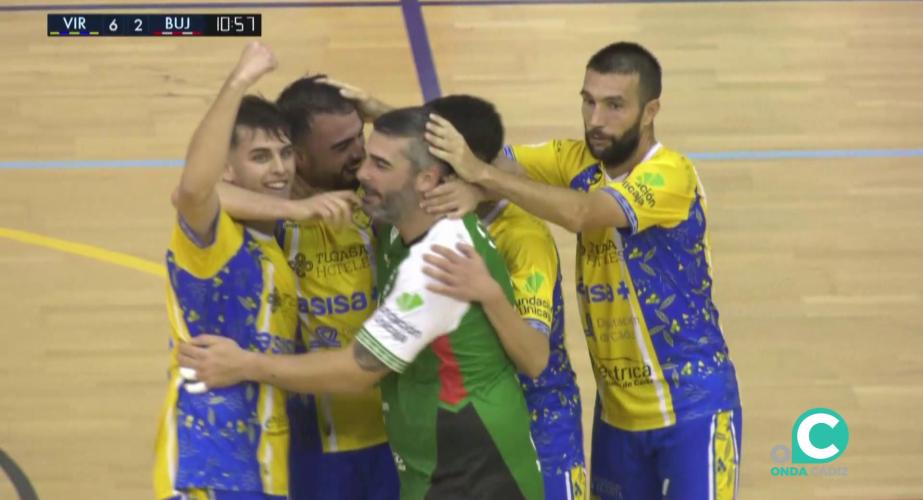 Los jugadores locales celebran su alegría tras uno de los tantos ante su rival cordobés