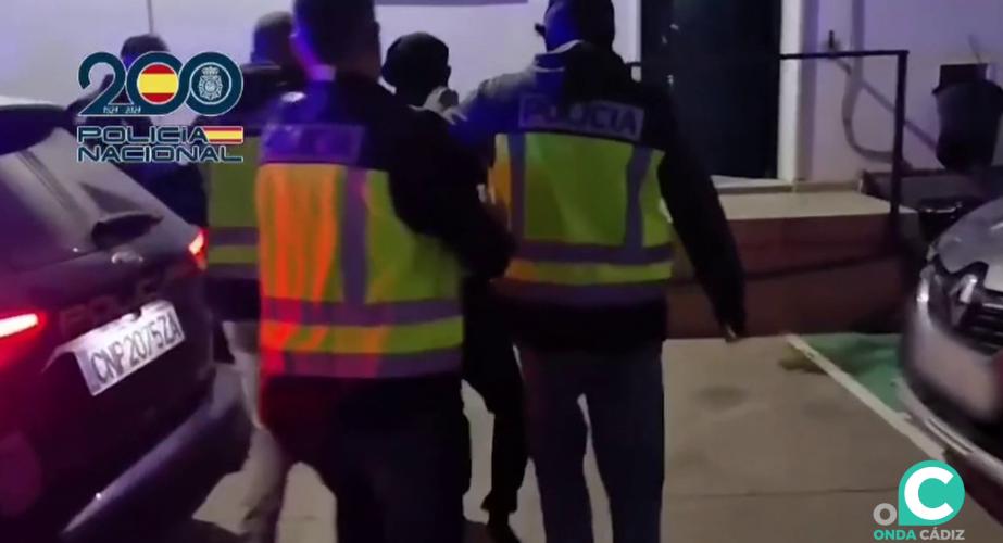 Traslado de uno de los arrestados a las dependencias policiales