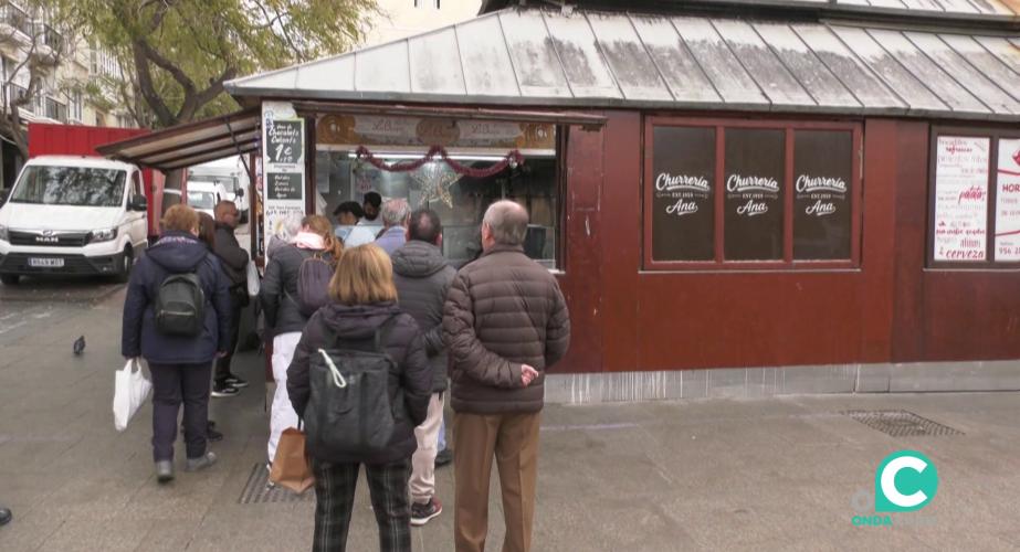 Clientes hacen cola ante la churrería galardonada en la capital gaditana