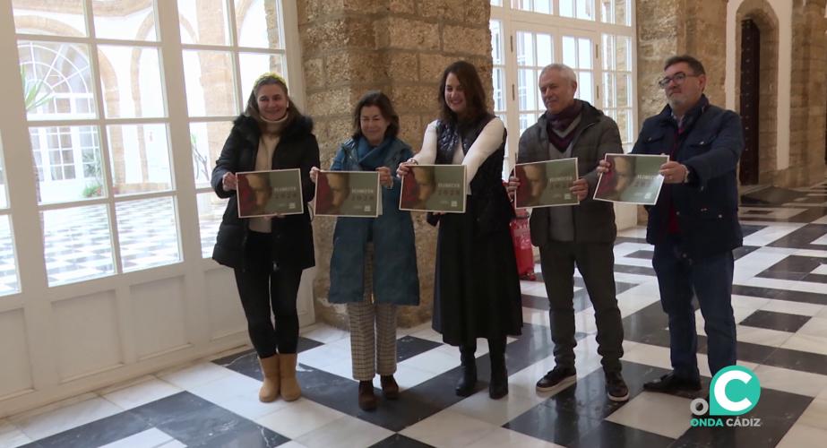 Representantes de la entidad y autoridades tras el acto con los ejemplares