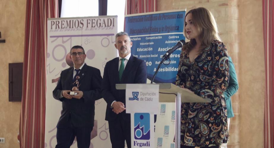 La presentadora Anabel Flores interviene durante el acto de entrega organizado por la entidad social