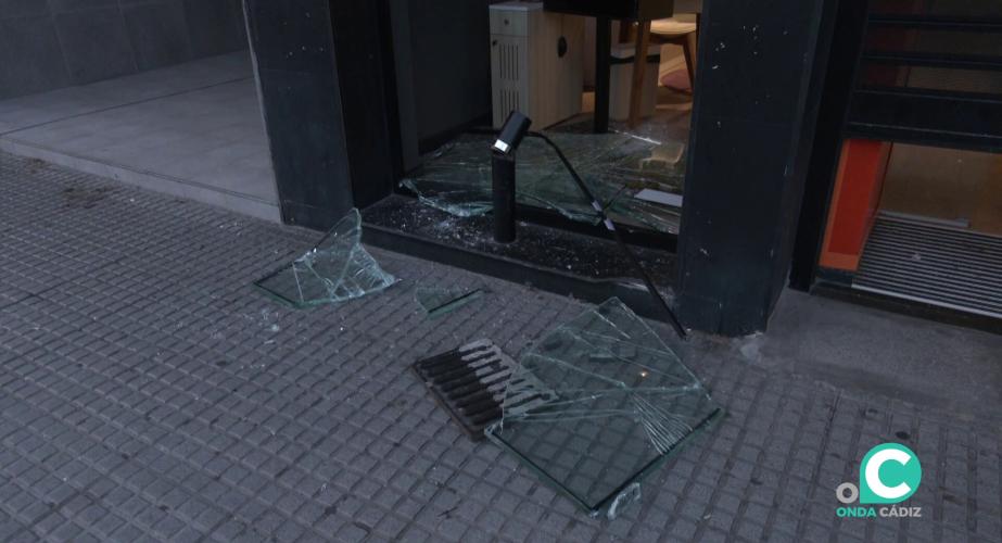 Efectos del ataque a uno de los locales la pasada madrugada