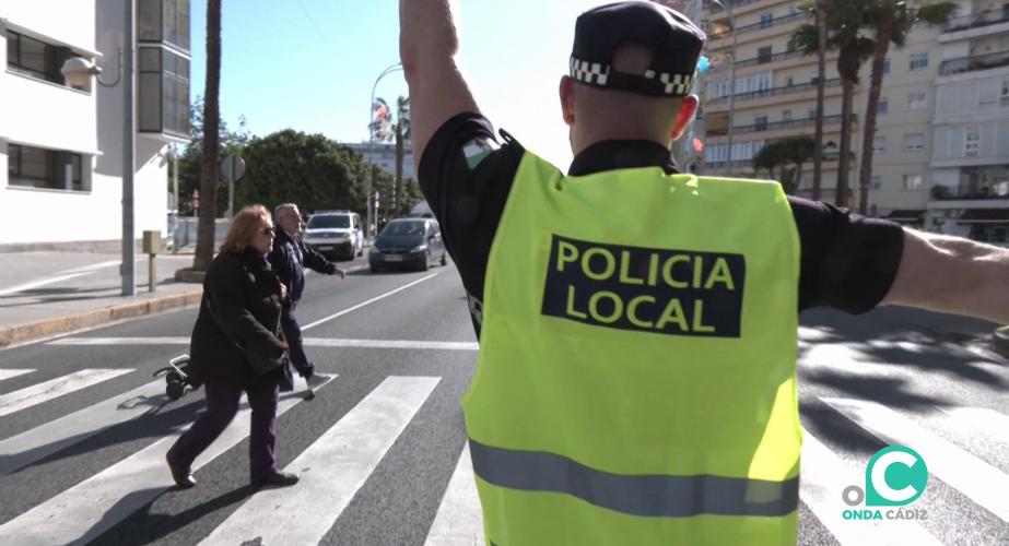 La formación ha incluido prácticas en el control de tráfico por la avenida de la capital gaditana.