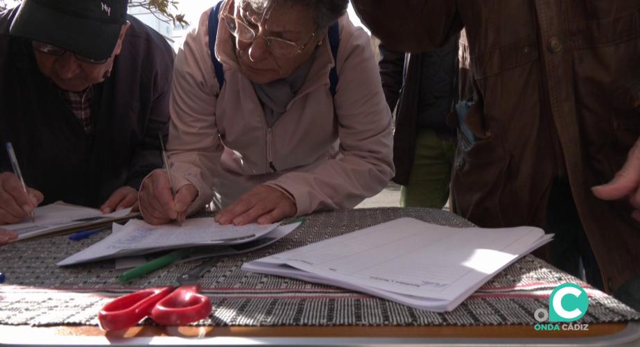 Varias personas estampan su rúbrica este martes 