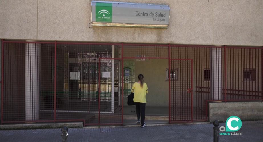 Una usuaria accede al centro de la Salud La Laguna este martes