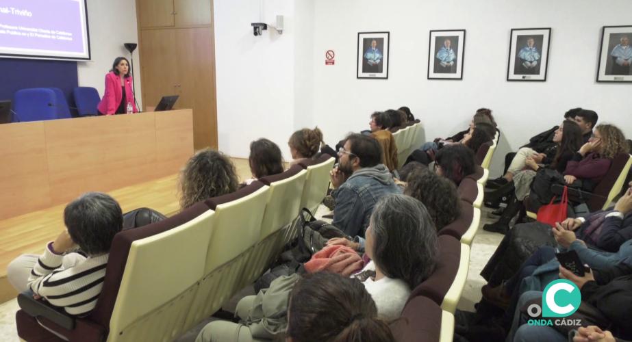 Un momento de la intervención celebrada en la Facultad de Filosofía y Letras de Cádiz