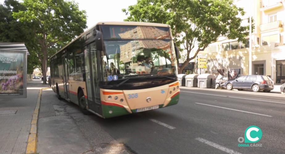 Vehículo de transporte público urbano en una de las paradas de la Avenida de Cádiz