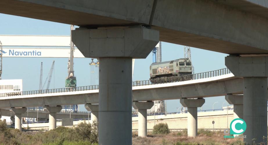 Una locomotora transita sobre uno de los ramales en la localidad de Puerto Real