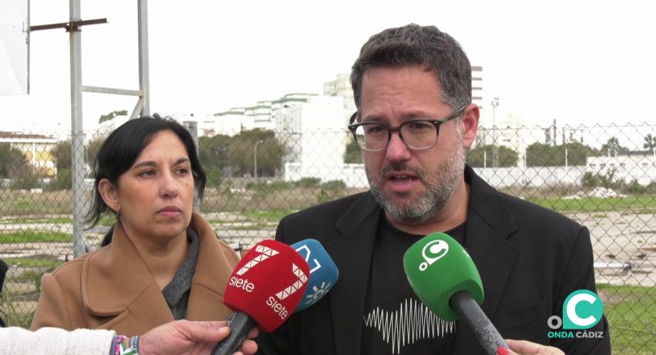 El dirigente de la formación atiente a los medios en los terrenos donde se proyecta el futuro centro