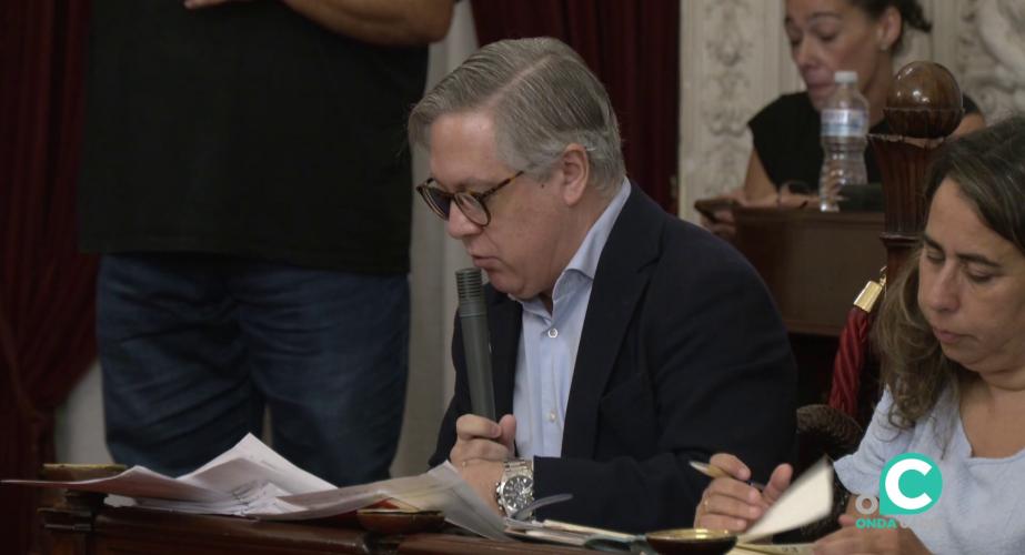 El portavoz de la formación Óscar Torres, durante una intervención plenaria