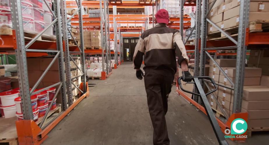 Trabajador durante su jornada en un almacen 