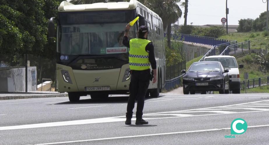 Agente ordena el tráfico a la entrada de la capital gaditana
