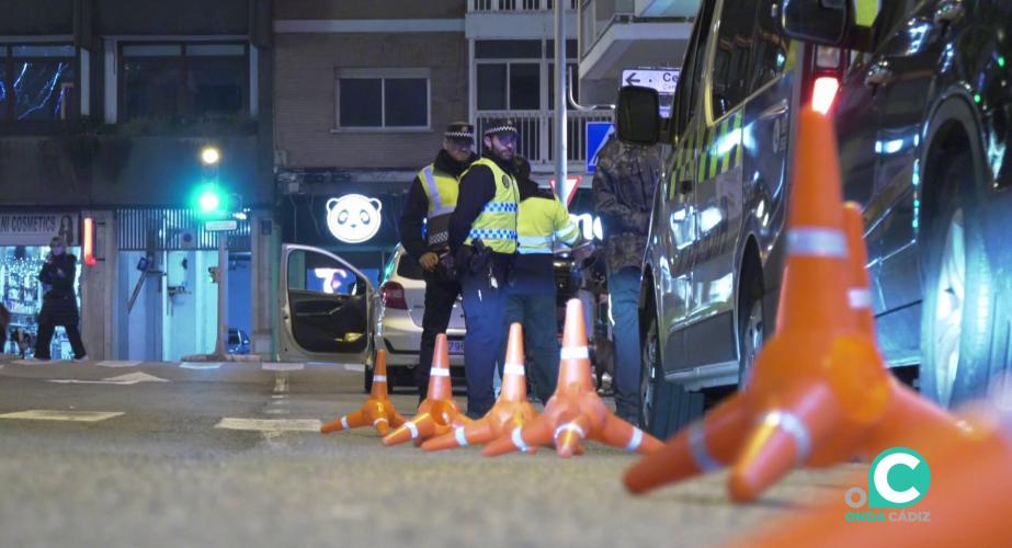 Agentes junto a los vehículos durante una inspección en la plaza Ana Orantes 