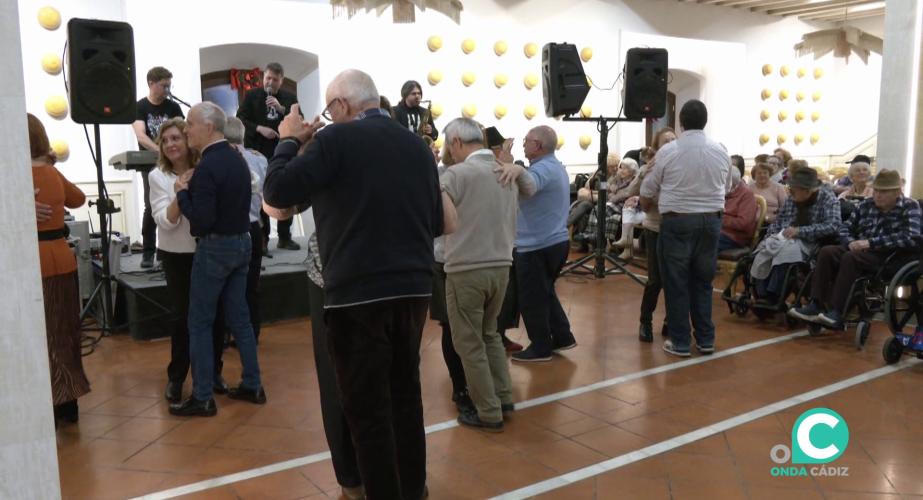 El baile amenizó la velada entre los presentes