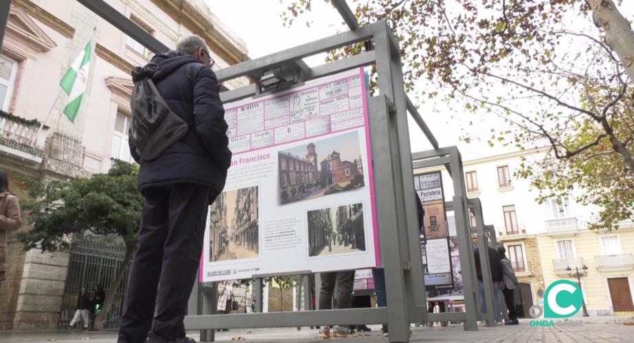 Un viadante contempla uno de los paneles situados junto a la Diputación