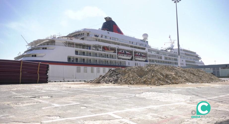 Navio junto a las obras que están acometiendo en el recinto portuario