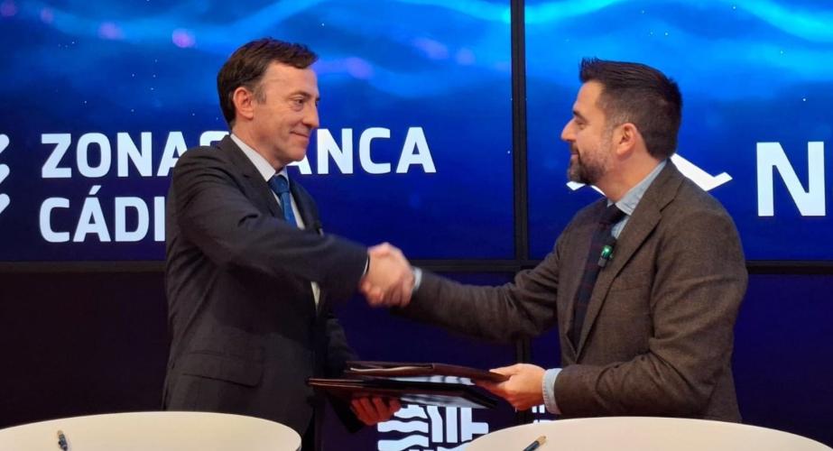 El delegado del Estado en la Zona Franca Fran González, y el presidente de Navantia, Ricardo Domínguez, tras la firma del protocolo