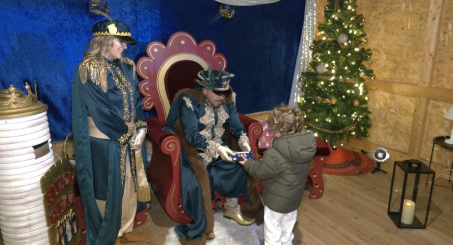 El Cartero Real y su equipo ultiman la recogida de cartas ante la llegada de los Reyes Magos.