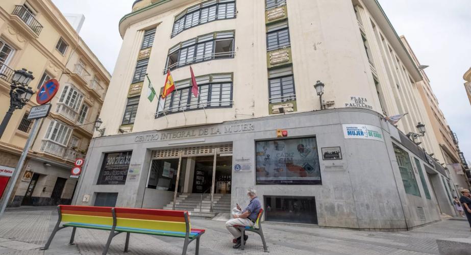 Fachada del Centro Integral de la Mujer, en Plaza del Palillero.