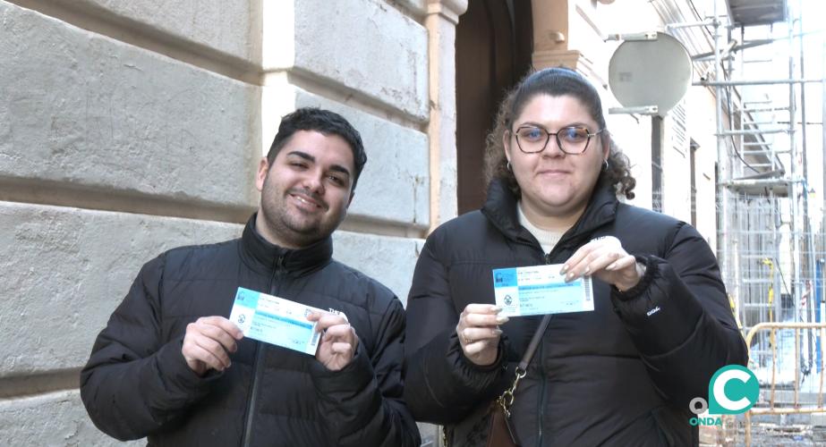 Dos aficionados al carnaval muestran las entradas que han adquirido este sábado. 
