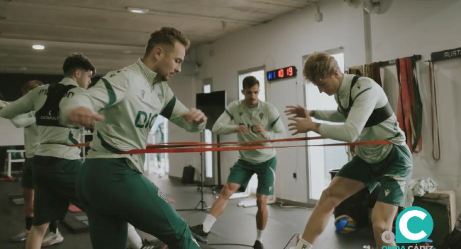 El equipo ha comenzado la sesión con trabajo preventivo en el gimnasio (Foto: Cádiz CF)