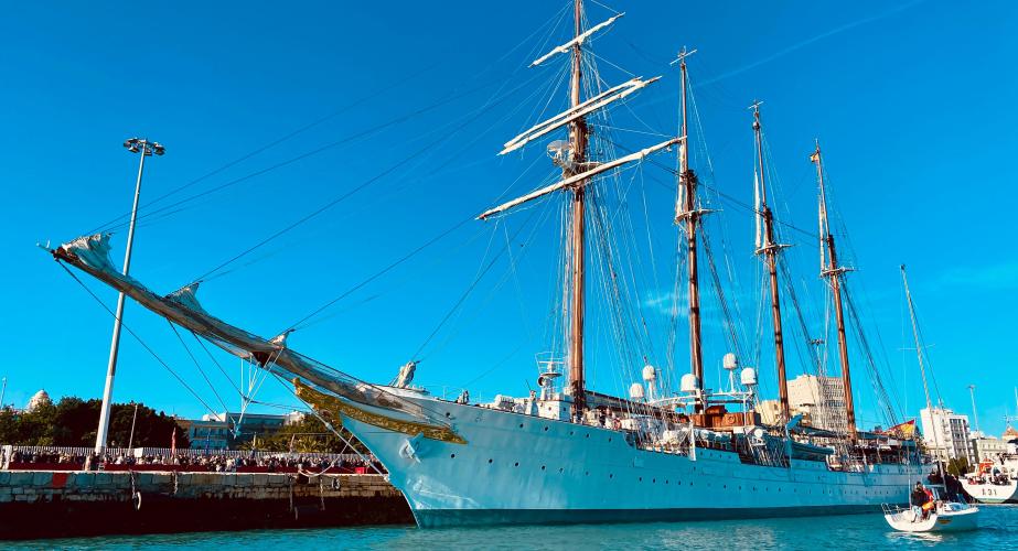 La ciudad de Cádiz se ha volcado en la salida de 'Juan Sebastián de Elcano'.