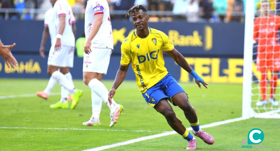 Efe celebrando el tanto conseguido ante la Cultural Leonesa en el Nuevo Mirandilla (Foto: Cádiz CF)