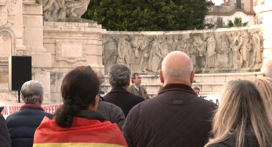 Protesta para exigir la dimisión de Pedro Sánchez ante el monumento a Las Cortes de Cádiz 