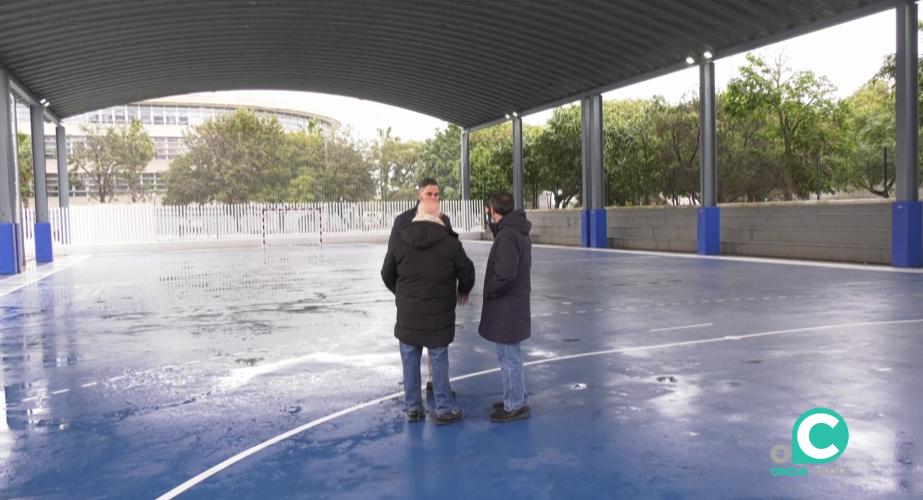 El alcalde Bruno García, junto con el concejal delegado de Deportes, Carlos Lucero han visitado las nuevas instalaciones del pabellón polideportivo de Loreto. 