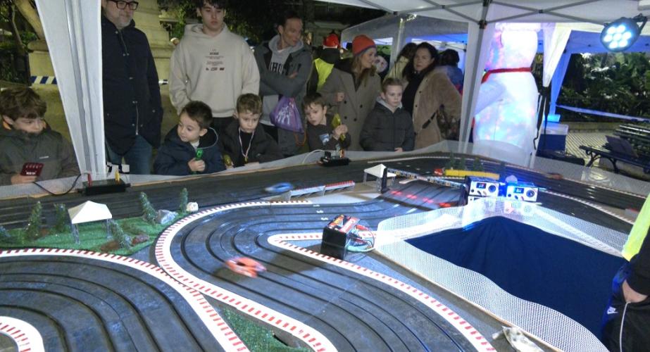 La plaza de Candelaria se convierte en centro de ocio navideño para los más pequeños.