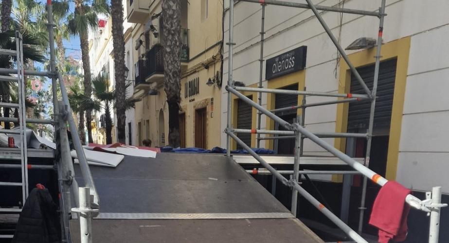 Tareas para ultimar la instalación del tablao este sábado en la calle de La Palma 