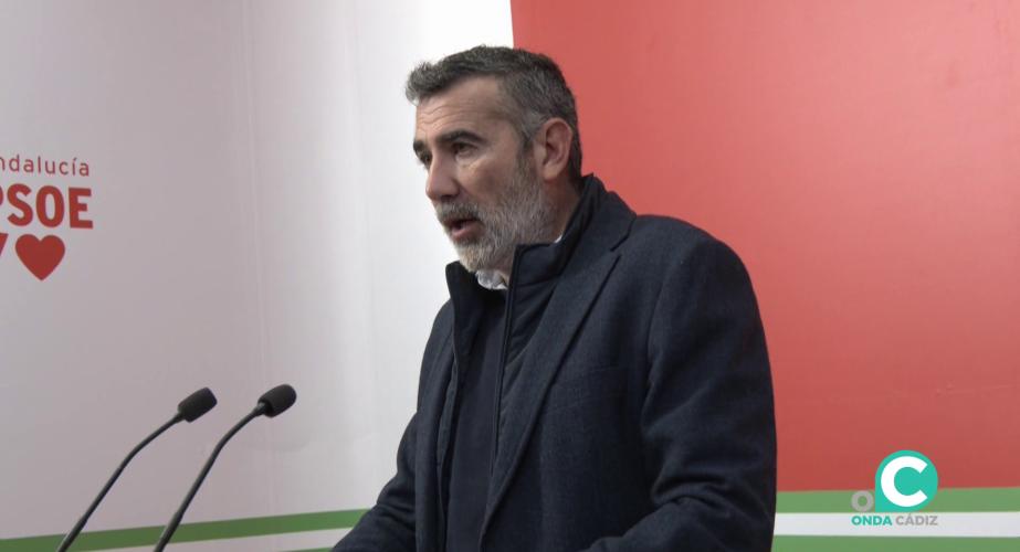 El portavoz del Grupo Socialista, Javier Pizarro, en atención a los medios. 