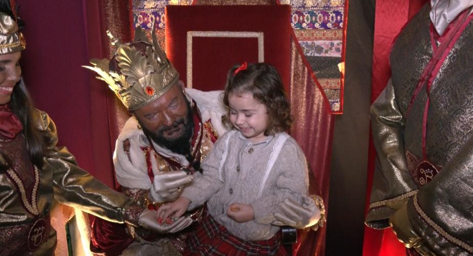 Los Reyes Magos desafían a la lluvia y llenan de magia el Palacio de Congresos.