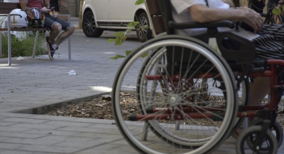 Una persona en silla de ruedas