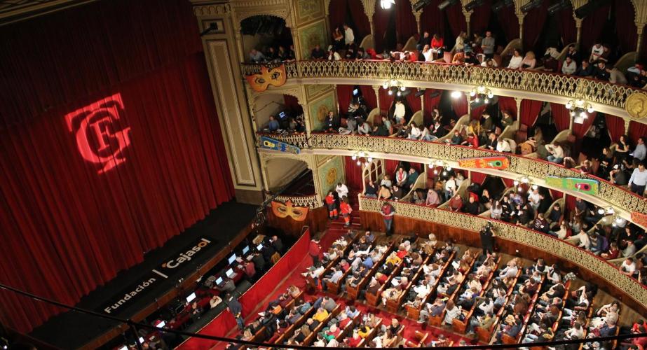 Imagen del interior del Gran Teatro Falla en una función de Carnaval