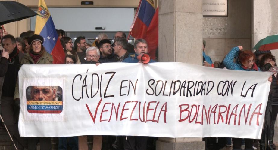 La Plataforma Bolivariana de Cádiz se concentra en contra de la actuación de Estados Unidos en Venezuela.