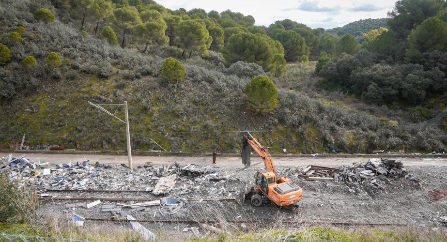 Trabajadores realizan tareas de retirada de los restos de los vagones en el punto de las vías donde tuvo lugar el accidente de trenes de Adamuz, a 24 de enero de 2026 en Adamuz.