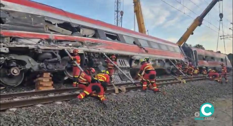 Trabajo de los equipos de rescate en la zona del accidente. 