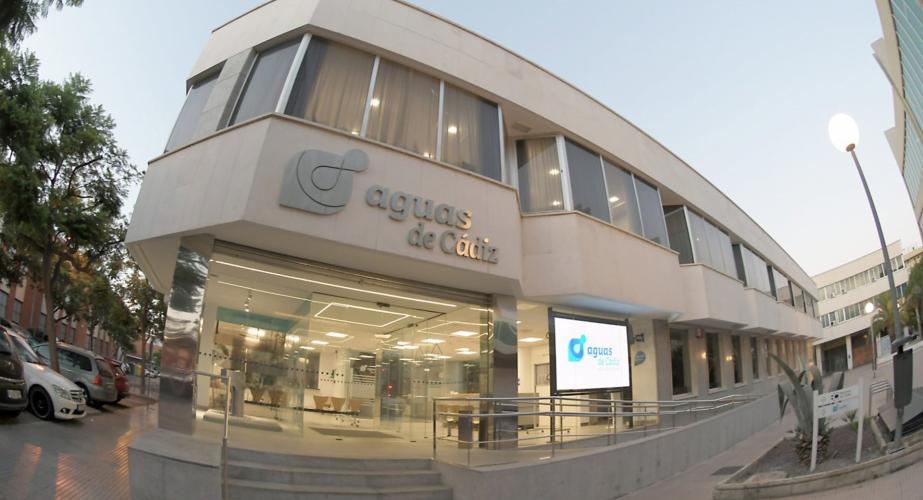 Fachada de la empresa municipal de Aguas de Cádiz, en Cádiz capital.