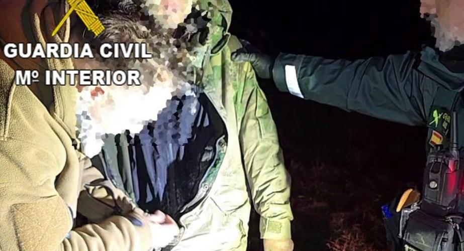 El adolescente acompañado de agentes de la Guardia Civil en la localidad serrana