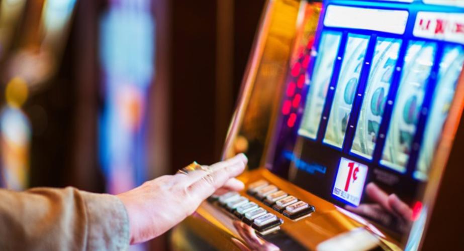 Imagen de una persona jugando a una máquina de juegos de azar.